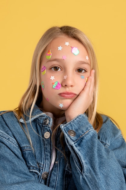 Foto grátis retrato de adolescente olhando sério