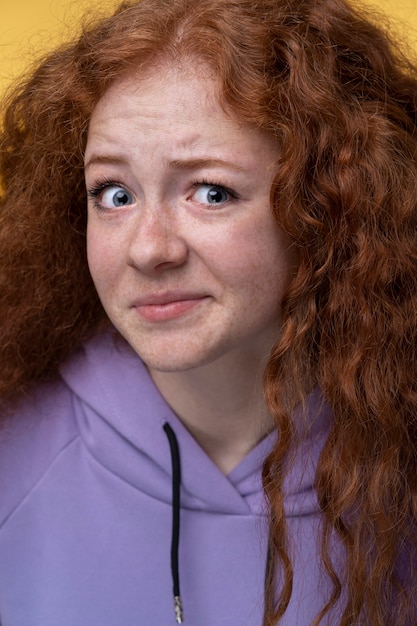 Foto grátis retrato de adolescente parecendo duvidoso