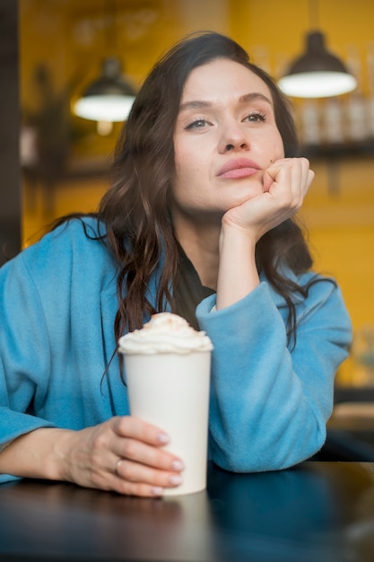 Retrato de adolescente posando com chocolate quente