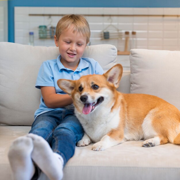 Retrato de adorável menino com cachorro