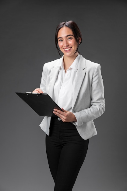 Retrato de advogado feminino em terno formal com prancheta
