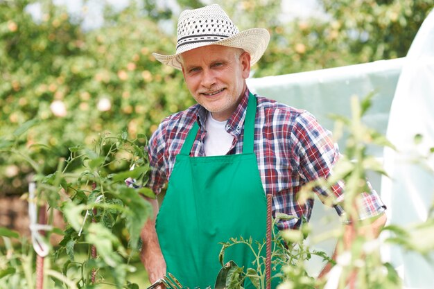 Retrato de agricultor no campo