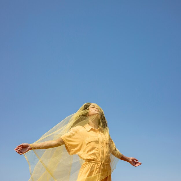 Retrato, de, alegre, mulher, com, pano amarelo, em, natureza