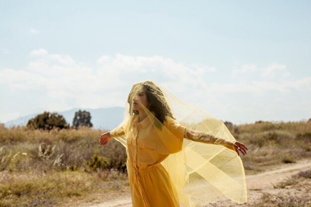 Retrato, de, alegre, mulher, com, pano amarelo, em, natureza