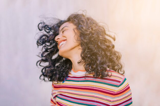 Retrato, de, alegre, mulher jovem