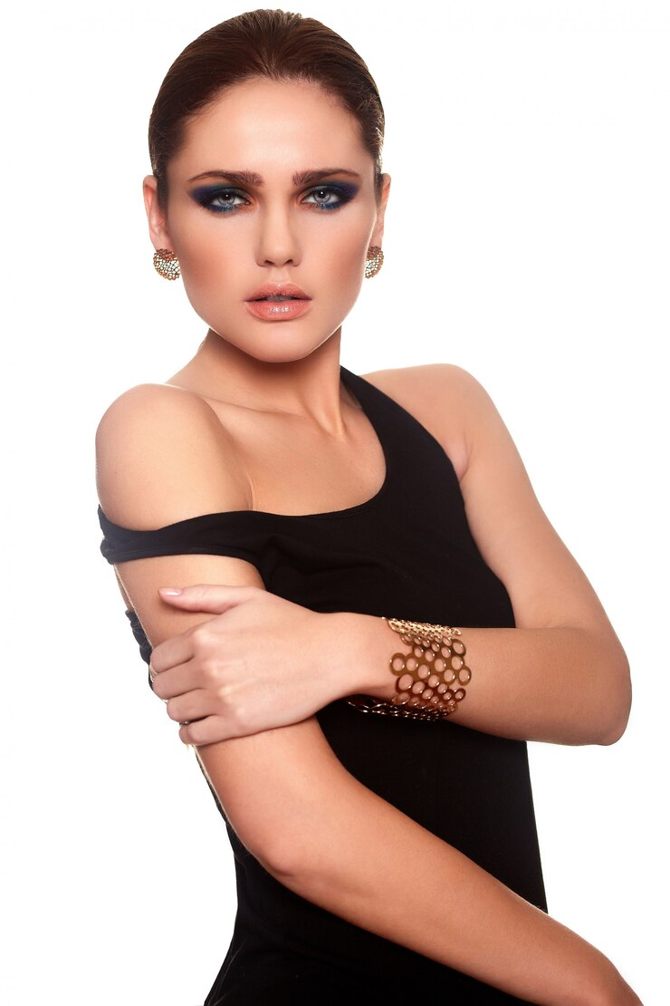 Foto grátis retrato de alta moda look.glamor do modelo sexy caucasiano mulher jovem e bonita elegante com lábios suculentos