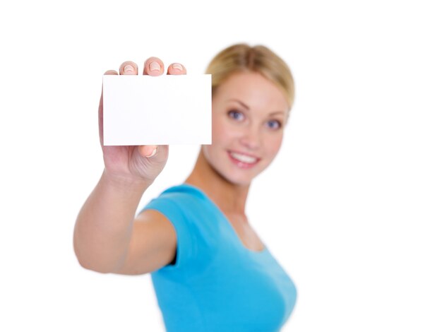 Retrato de alto ângulo de uma jovem loira mostrando o cartão de visita