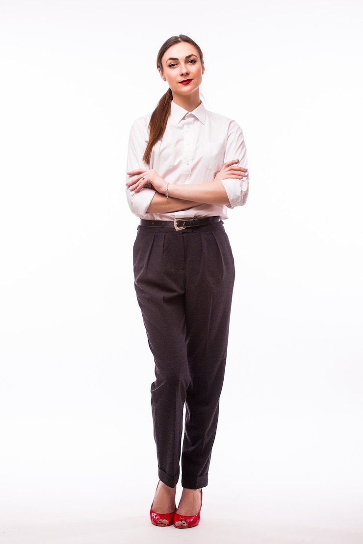 Foto grátis retrato de altura total jovem empresária bonita em branco.