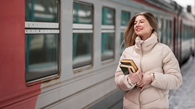 Foto grátis retrato de aluna com livros