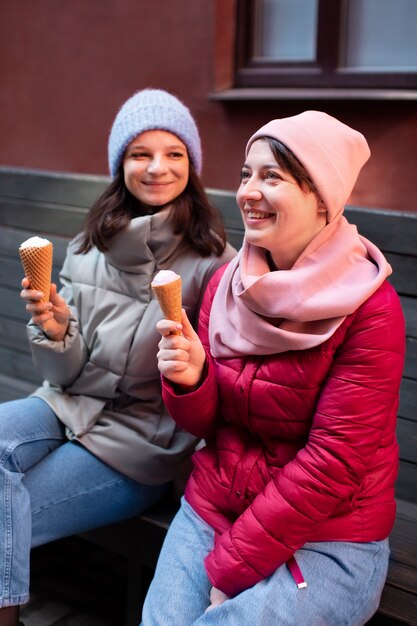 Retrato de amigas ao ar livre com casquinhas de sorvete