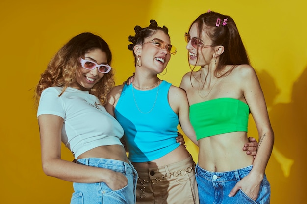 Retrato de amigas no estilo de moda dos anos 2000 posando juntos