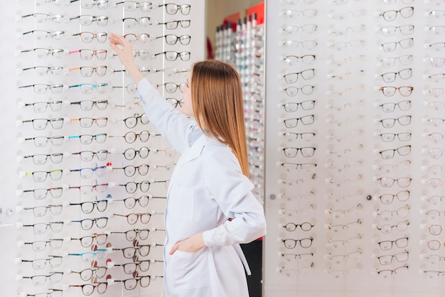 Retrato, de, amigável, optometrist feminino