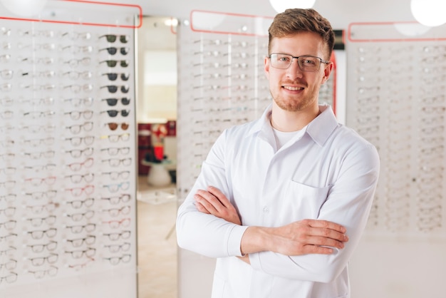 Retrato, de, amigável, optometrist masculino