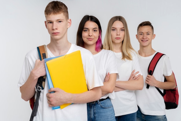 Retrato de amigos adolescentes como um grupo legal