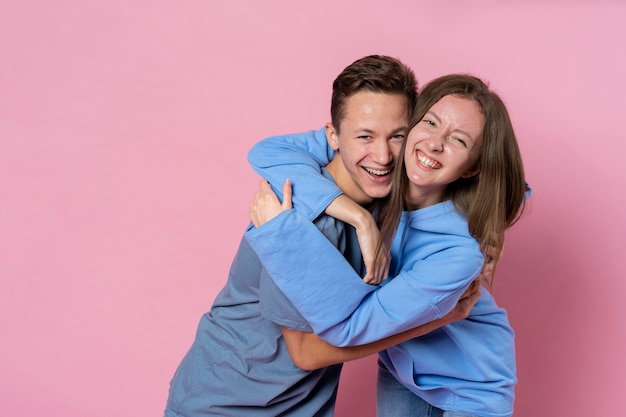 Foto grátis retrato de amigos adolescentes sorrindo