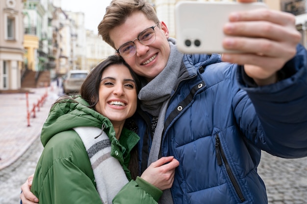 Foto grátis retrato de amigos se divertindo juntos