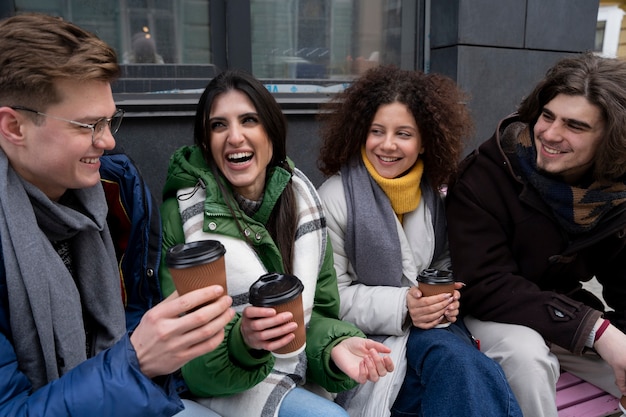 Foto grátis retrato de amigos se divertindo juntos