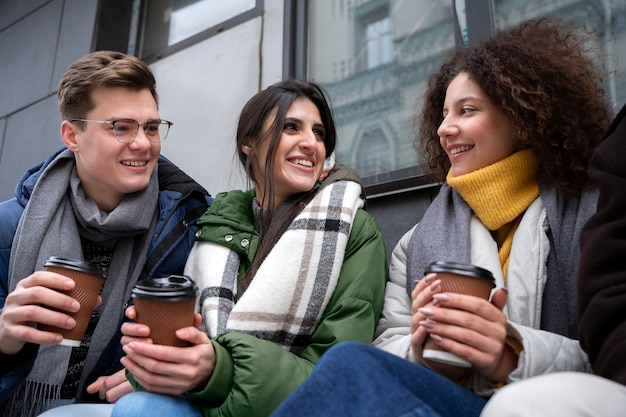 Foto grátis retrato de amigos se divertindo juntos