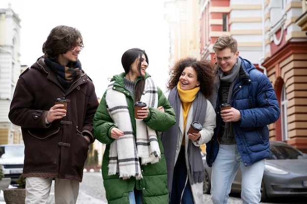 Foto grátis retrato de amigos se divertindo juntos