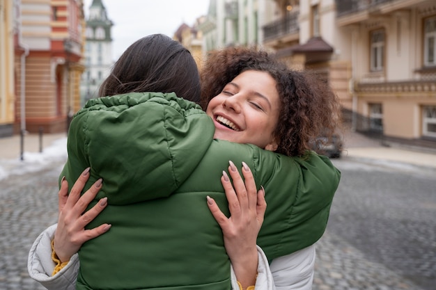 Foto grátis retrato de amigos se divertindo juntos