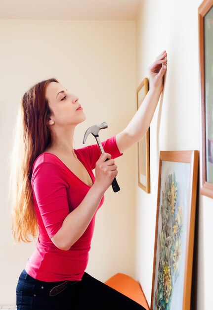 retrato de arte pendurado na mulher