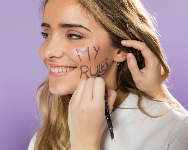 Foto grátis retrato de ativista feminina pintando o rosto