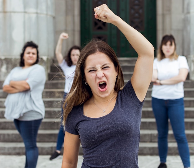 Foto grátis retrato de ativistas do sexo feminino demonstrando juntos