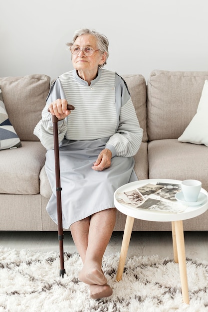 Retrato de avó idosa sentada no sofá