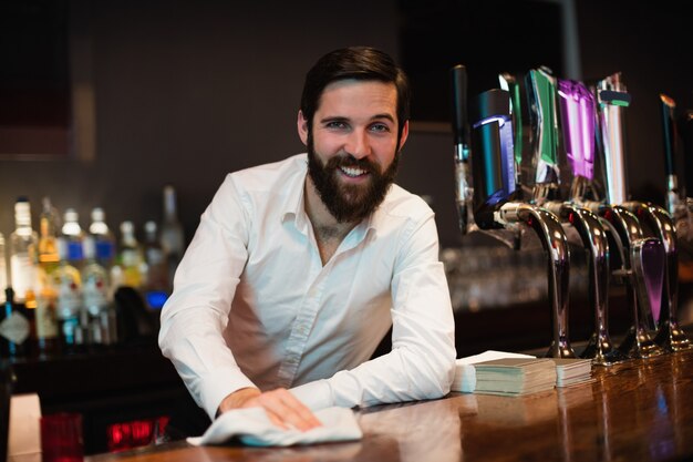 Retrato de barman limpeza balcão de bar