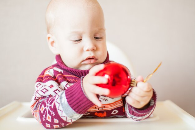 Retrato de bebê adorável brincando com globo