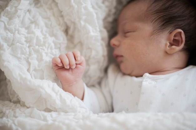 Retrato de bebê pequeno bonito dormindo