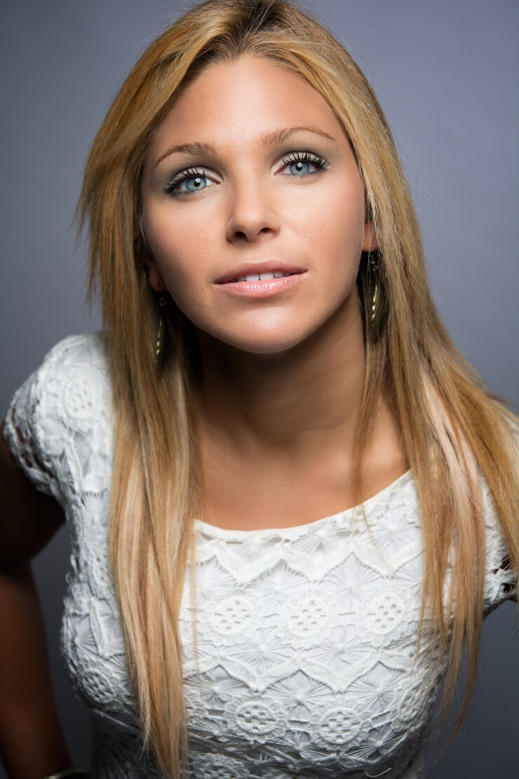 Foto grátis retrato de bela mulher loira