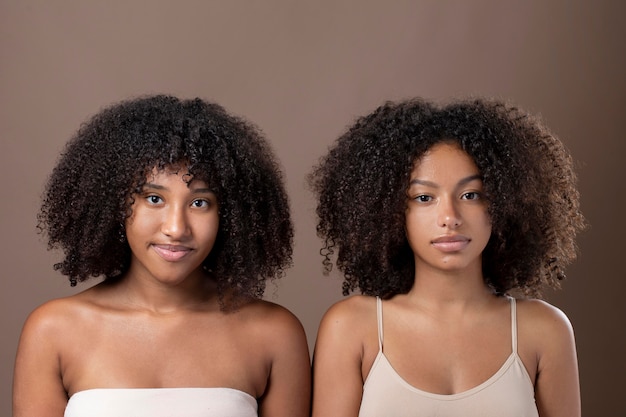 Retrato de belas mulheres negras posando juntas