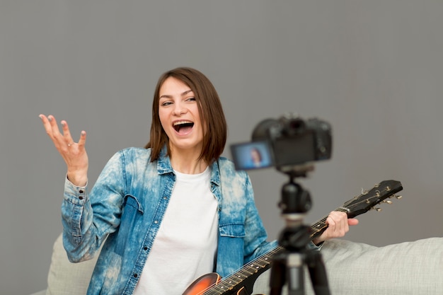 Foto grátis retrato de blogueiro gravando em casa