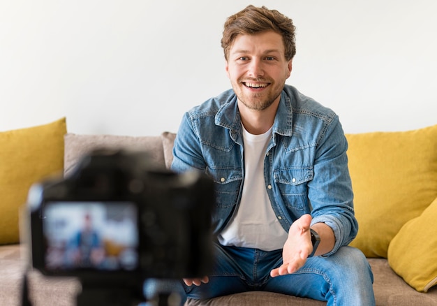 Foto grátis retrato de blogueiro se gravando em casa