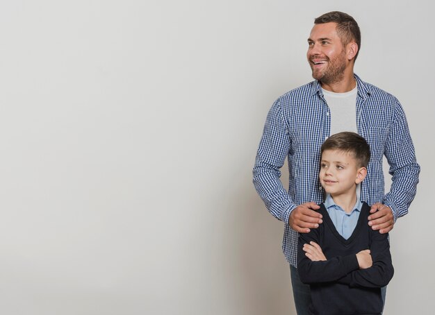 Foto grátis retrato de bonito pai e filho