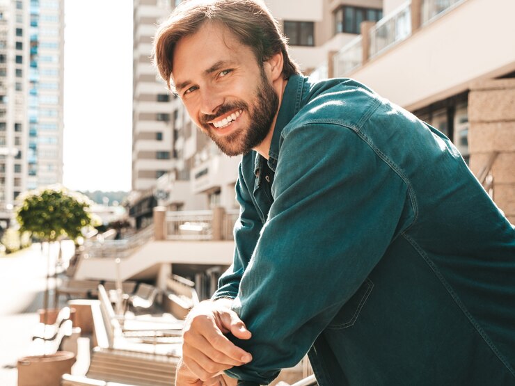 Foto grátis retrato de bonito sorridente elegante hipster lambersexual modelo