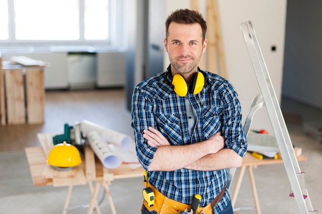 Retrato de bonito trabalhador da construção civil