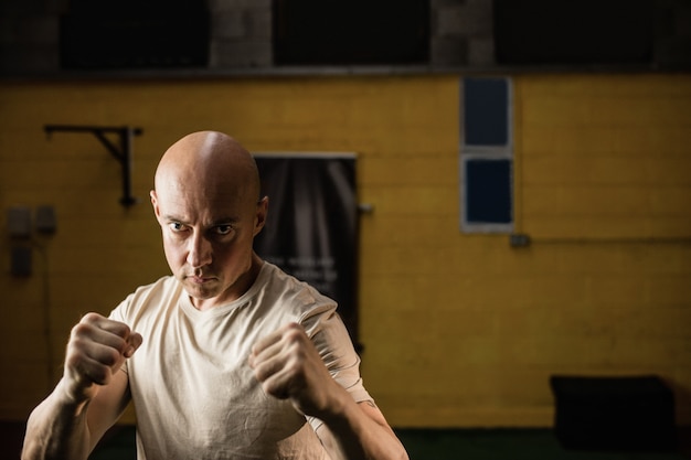 Foto grátis retrato de boxeador praticando boxe