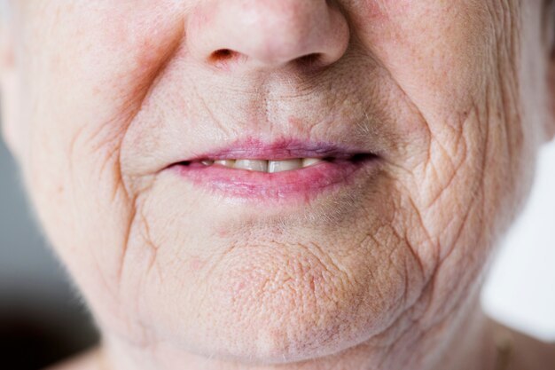 Retrato, de, branca, mulher idosa, closeup, ligado, sorrindo, lábios