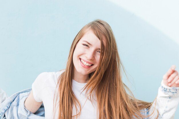 Retrato, de, cabelo loiro, mulher sorri, ligado, experiência azul