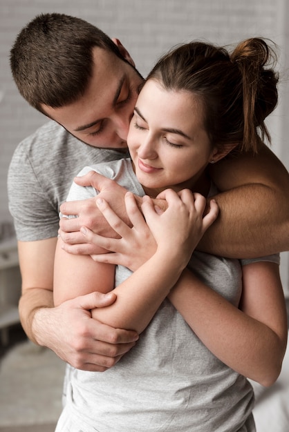 Retrato de casal adorável juntos no amor