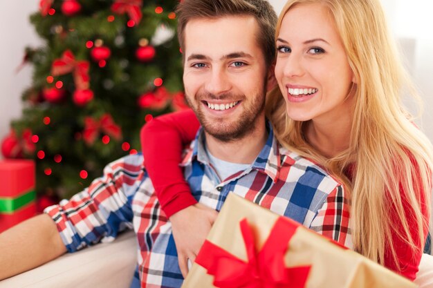 Retrato de casal adorável na época do natal