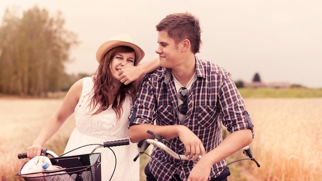 Retrato de casal alegre com bicicletas