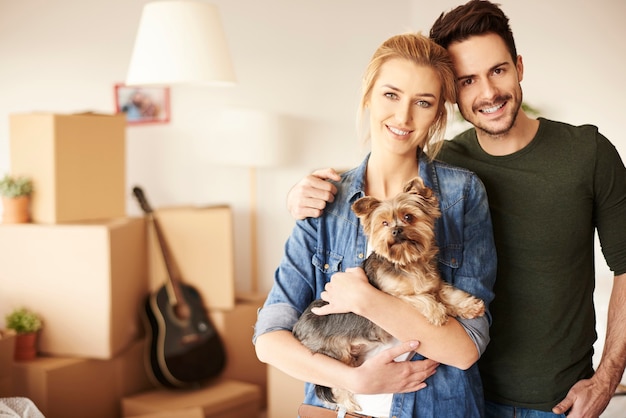 Retrato de casal com pequeno animal de estimação