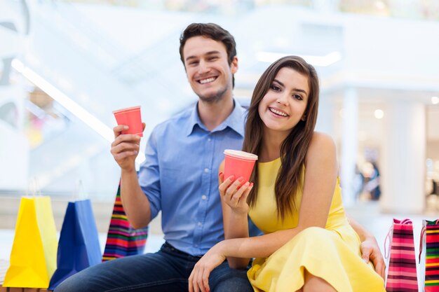 Retrato de casal em shopping