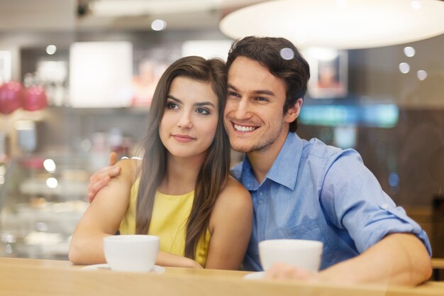 Retrato de casal em um encontro romântico em um café