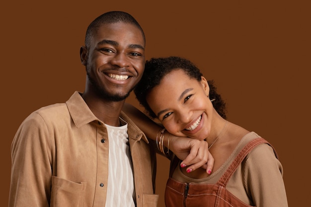 Retrato de casal feliz e sorridente