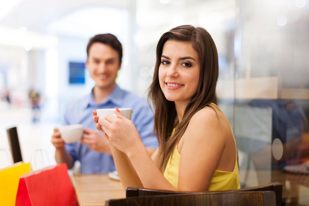 Retrato de casal feliz em um café