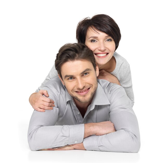 Foto grátis retrato de casal feliz. homem atraente e mulher sendo brincalhão.